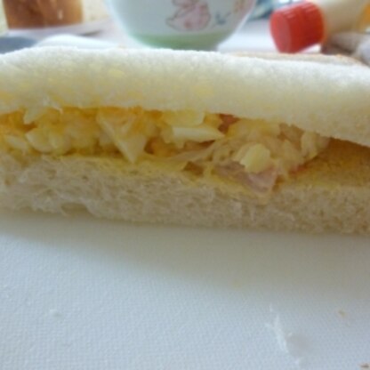 こんにちわ☆
サンドイッチ用のパンがなかったので、厚切りパンをカットしてはさんで食べました♪卵の優しい味がほっこりさせられました＾＾美味しかったです☆